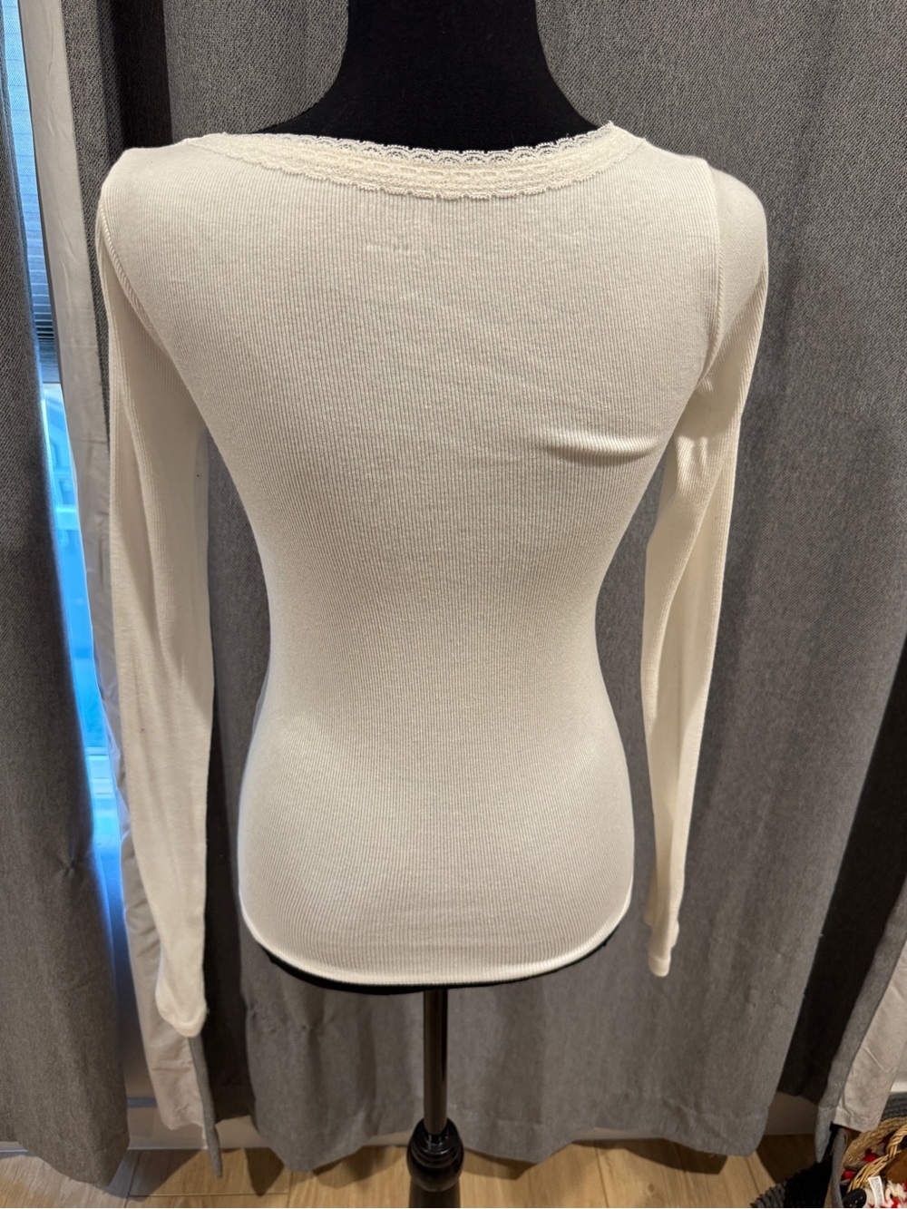 Hollister Cream Scoop-Neck Long Sleeve Top with Black Bow - Picture 3 of 4